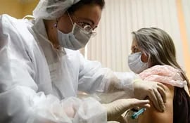 Una enfermera procede a una vacunación contra la enfermedad del covid-19, con la vacuna Sputnik V, en una clínica en Moscú.