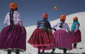 Un vendaval repentino silencia el crujido de los pasos en el hielo y hace ondear las faldas bajo la noche gélida. Diez mujeres aimaras escalan una montaña en los Andes bolivianos vistiendo su ropa tradicional como símbolo de liberación.