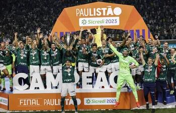 Jugadores de Palmeiras celebran al ganar el Campeonato Paulista ante Água Santa hoy, en el estadio Allianz Parque de Sao Paulo (Brasil).