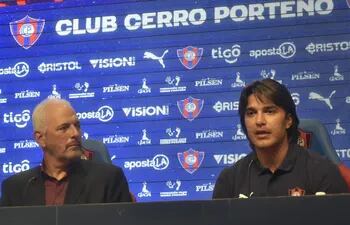 Marcelo Martins Moreno (d) en la presentación oficial como jugador de Cerro Porteño.