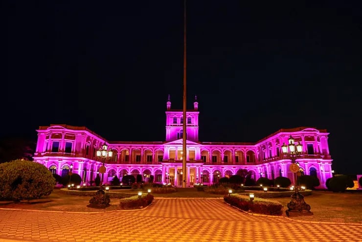 Dentro del marco de la campaña de lucha contra el cáncer de mama, el Palacio de Gobierno se ilumina de rosa.