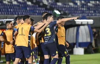 Festejo de los jugadores de Trinidense tras el segundo gol marcado por Salcedo