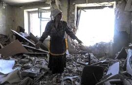 una-mujer-permanece-en-su-vivienda-destrozada-por-impactos-de-artilleria-en-kramatorsk-ucrania-efe-202231000000-1105088.jpg