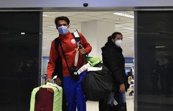 El atleta paraguayo Derlys Ayala arribando ayer a nuestra principal estación aérea desde Tokio.