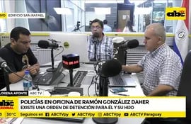 Policía en oficina de Ramón González Daher