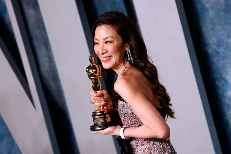 Michelle Yeoh posa con el premio Óscar a la mejor actriz.