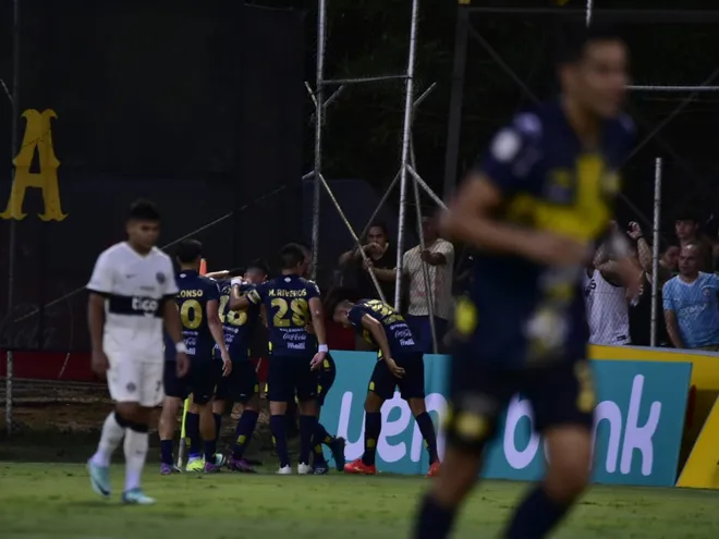 Los futbolistas del Sportivo Trinidense celebran un gol en el partido ante Olimpia por la novena jornada del torneo Apertura 2024 del fútbol paraguayo en el estadio Rogelio Silvino Livieres, en Asunción.