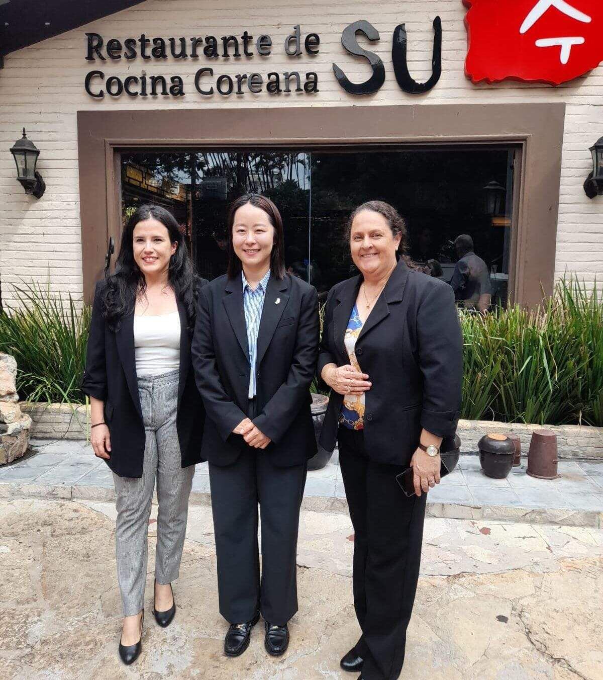 Patricia Doldán, vicepresidenta de APABECO, Hyeyoung Shin, directora País de Koica, y Liliana Macoritto, presidenta de APABECO.