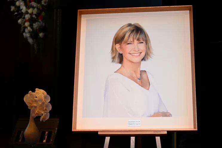 Un retrato de Olivia Newton-John en el escenario durante un memorial conmemorativo estatal en Hamer Hall en Melbourne, Australia.