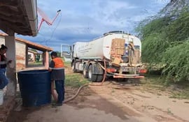 Pese a las lluvias caídas en las últimas semanas continua la distribución de agua en varias comunidades del Chaco, en especial en aquellas que no recibieron precipitaciones suficientes o que aún así no tienen agua segura para beber.