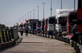Transportistas se dirigen en sus camiones al centro de Asunción mientras aguardan una respuesta del Congreso sobre la aprobación del proyecto de ley de fletes.