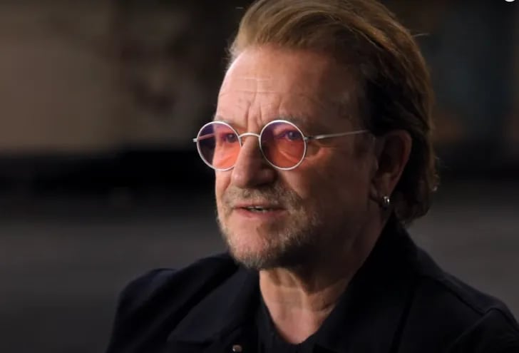 Bono, vocalista de la agrupación irlandesa U2, en una escena del documental "Kiss the future" que se presentará en el Festival de Tribeca.