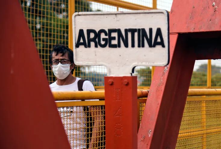 Paso fronterizo entre Paraguay y Argentina. Ambos países limitaron el tránsito de personas para mitigar el contagio de Covid-19.