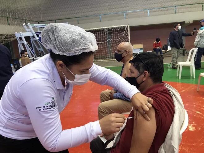 Un ciudadano recibe la segunda dosis anticovid este sábado, en el polideportivo municipal de Ciudad del Este.