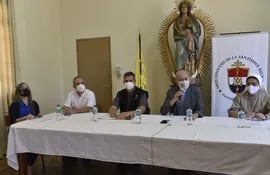 En la imagen se observa a María Luisa Torres de Gill; Carlos Herman; Diácono Bernardo Figueredo; Monseñor Edmundo Valenzuela y Sor Mariagrazia Ricchetti.