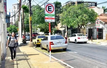 Cartelería del estacionamiento tarifado en Paí Pérez y Mariscal Estigarribia.