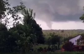 Imágenes captadas del tornado que afectó a Santaní el jueves, captadas desde una población lejana.