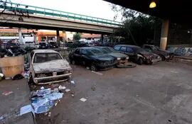 Basura y autos chatarra bajo el viaducto de Madame Lynch y Calle Última.