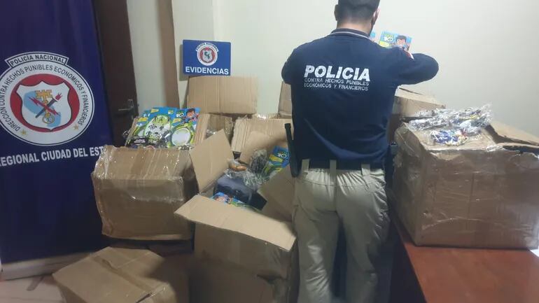 Los juguetes decomisados quedaron a disposición del fiscal de turno, Julio César Paredes.