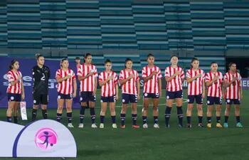 Integrantes de la selección albirroja femenina sub 20, durante la entonación del himno nacional. (Foto: APF)