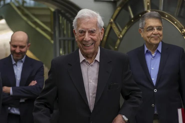 MADRID, 11/04/2023.- El Nobel de Literatura Mario Vargas Llosa (c) visita la Caja de las Letras del Instituto Cervantes con motivo de un ciclo dedicado a él y a su obra, este martes en Madrid. EFE/ Kiko Huesca
