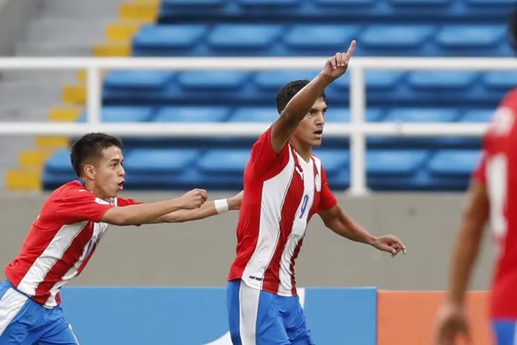 Allam Wlk Dure (d) de Paraguay celebra un gol hoy, en un partido de la fase de grupos del Campeonato Sudamericano Sub'20 entre las selecciones de Paraguay y Argentina en el estadio Pascual Guerrero en Cali (Colombia).