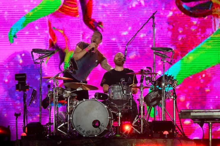 Chris Martin y Will Champion, integrantes de Coldplay, durante la presentación del grupo en el Rock in Río. La banda británica anunció hoy las nuevas fechas para sus conciertos en Brasil.