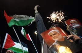 Iraníes simpatizantes de Hezbollah ondean banderas palestinas celebrando los ataques Hamas ha llevado a cabo contra Israel, a la vez que expresan su solidaridad con el pueblo palestino de la Franja de Gaza.
