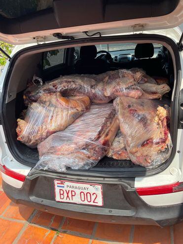 Camioneta que transportaba más de 300 kilos de carne Argentina ingresada de contrabando. (Gentileza).