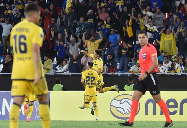 El uruguayo Edinson Cavani, jugador de Boca Juniors, celebra un gol en el partido contra Sportivo Trinidense por la fase de grupos de la Copa Sudamericana 2024 en el estadio La Nueva Olla, en Asunción.