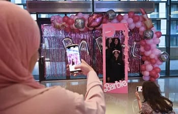 El Líbano aprobó la proyección de la película 'Barbie' después de un intento inicial prohibir la película por supuestamente amenazar los valores conservadores del país. El ministro de Cultura, Mortada, había pedido el 9 de agosto de 2023 a la agencia de Seguridad General del Líbano, responsable de las decisiones de censura del país, que prohibiera la película 'Barbie' en los cines después de retrasar inicialmente su fecha de estreno, alegando que contradice los 'valores morales y religiosos, así como la principios del Líbano", así como promover la "desviación sexual y la transexualidad".