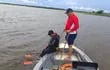 Buzos de la Prefectura Naval, realizan la búsqueda de una persona desaparecida en aguas del río Tebicuary en Villa Florida, Misiones.