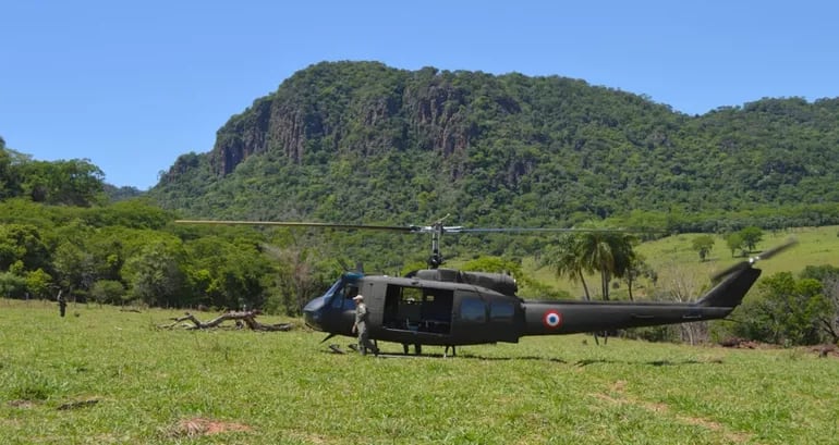 Un helicóptero militar se posa en el lugar donde murieron los tres miembros del EPP, en la falda del Cerro Guasu.