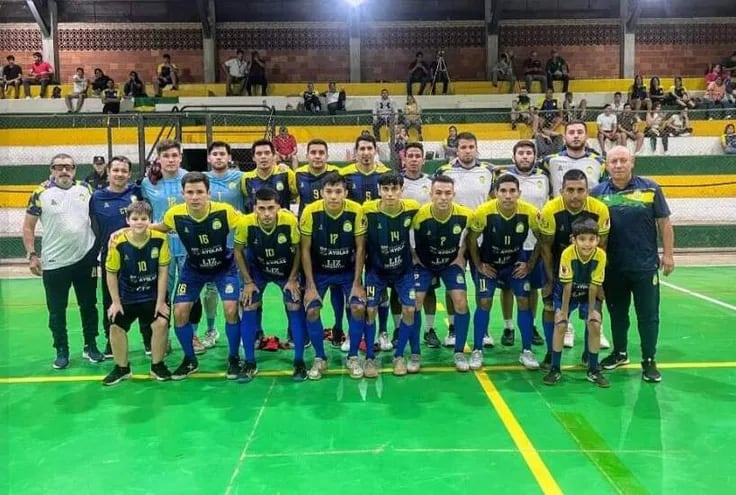 Plantel de Ayolas que consiguió su pasaporte a la etapa final del campeonato   Nacional de fútbol de salón, que se disputará en cuatro ciudades del departamento de  Caaguazú.