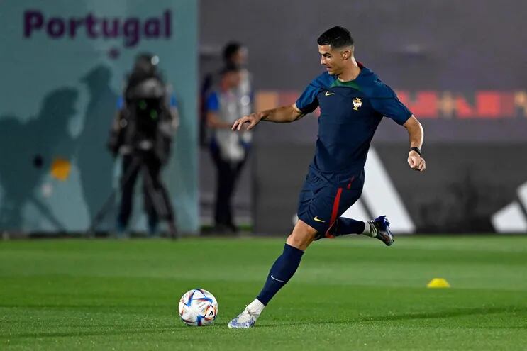 Cristiano Ronaldo durante la práctica que realizó ayer la selección de Portugal en Qatar.