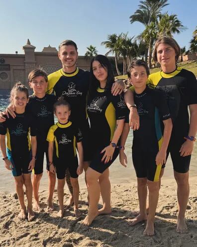 ¡Familión! Wanda Nara y Maurco Icardi junto a Constantino, Valentino, Benedicto, Isabella y Francesca, disfrutando de sus vacaciones en Dubái.