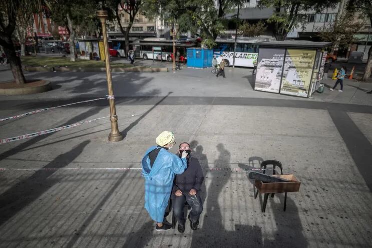 Personas se realizan la prueba del covid-19 hoy, en una plaza de la ciudad de Buenos Aires (Argentina).