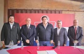 El equipo de transición presentado por el gobernador electo César Sosa Fariña (centro).