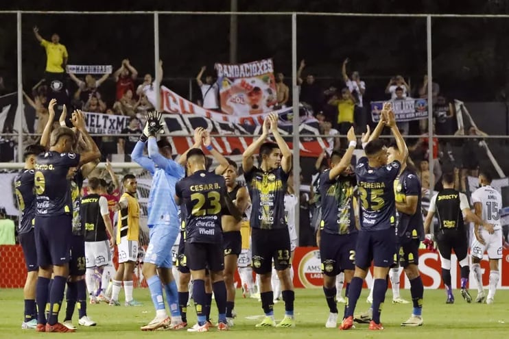 Los jugadores de Sportivo Trinidense saludan a los aficionados al finalizar el partido contra Colo Colo por la ida de la Fase 3 de la Copa LIbertadores en el estadio La Huerta en Asunción, Paraguay.