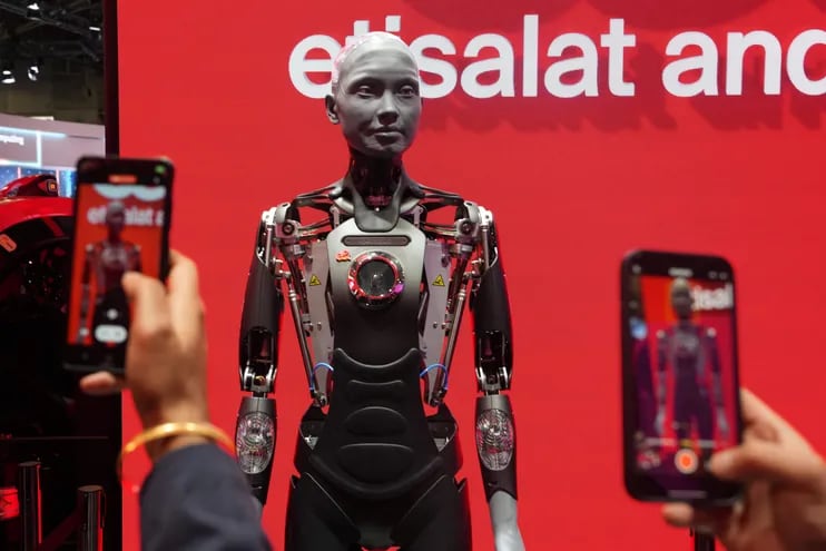 Un robot humanoide interactúa con los visitantes del stand de Etisalat durante la jornada inaugural del MWC 2024, el principal congreso tecnológico del mundo, que prevé reunir a unas 95.000 personas, y que abre sus puertas este lunes en Barcelona.