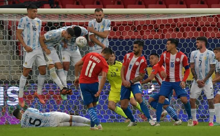 De una inmejorable posición, este remate de tiro libre de Ángel Romero chocó con la barrera. (AFP)