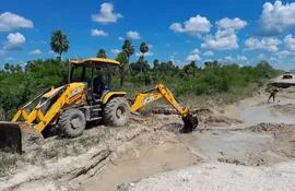 Tras el paso de las aguas de lluvia que inundaron varios tramos del camino que conduce a Puerto Casado, ahora se procede a la reparación de trayecto.