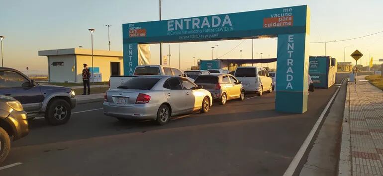 Filas de autos en el "autovac" de la Costanera de Asunción.