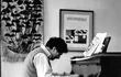 Edward Said en 1983, tocando el piano (Fotografía de Jean Mohr)