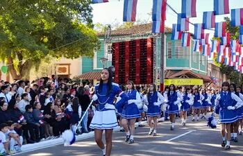 Miles de alumnos participaron del tradicional desfile civico estudiantil en homenaje a la Patria en la ciudad de Pilar.