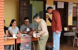 Una electora del centro de la ciudad de Abaí depositando su voto.