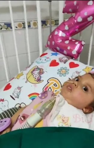 Bianca recibiendo su tratamiento con zolgensma, por primera vez en Paraguay. Su familia lo transmitió en vivo a través de las redes sociales.