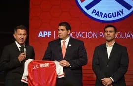 Juan Carlos Osorio, Robert Harrison y Justo Villar, en la presentación del entrenador en 2018.