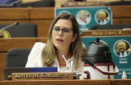 La diputada Kattya González (PEN) redacta las causales de juicio político que serán plasmadas en el libelo acusatorio contra la fiscal general del Estado, Sandra Quiñónez.