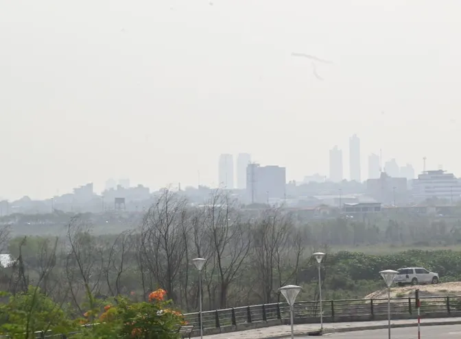 El humo cubre la ciudad de Asunción este lunes 14 de febrero del 2022.